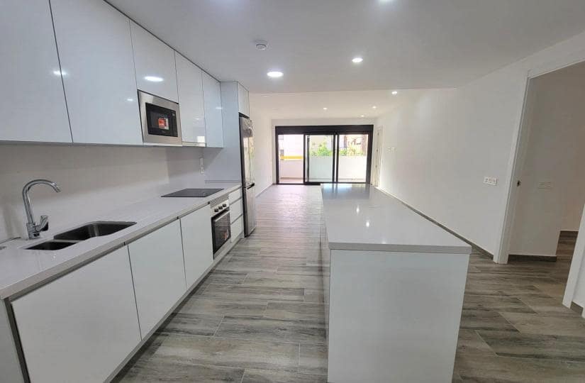 3 makuuhuone Huoneisto myytävänä paikassa Torrevieja mukana uima-altaan 
autotalli - 375 000 € (Ref: 9420406)