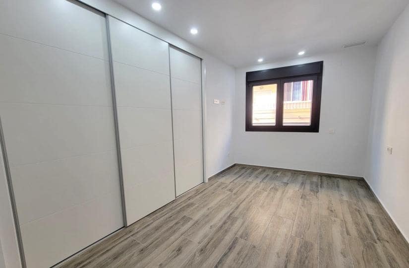 3 makuuhuone Huoneisto myytävänä paikassa Torrevieja mukana uima-altaan 
autotalli - 375 000 € (Ref: 9420406)