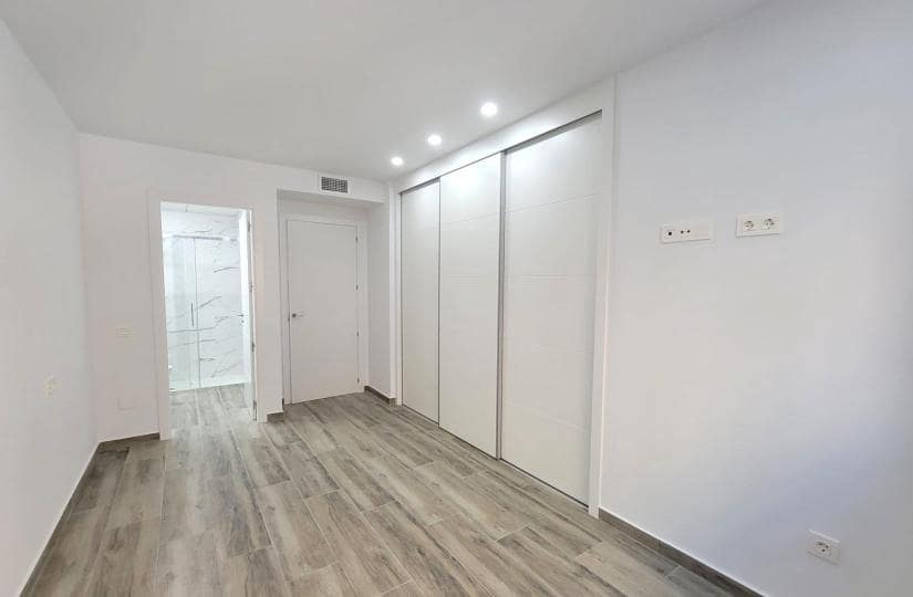 3 makuuhuone Huoneisto myytävänä paikassa Torrevieja mukana uima-altaan 
autotalli - 375 000 € (Ref: 9420406)