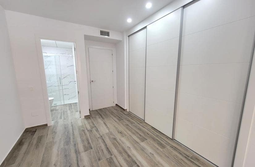 3 makuuhuone Huoneisto myytävänä paikassa Torrevieja mukana uima-altaan 
autotalli - 375 000 € (Ref: 9420406)