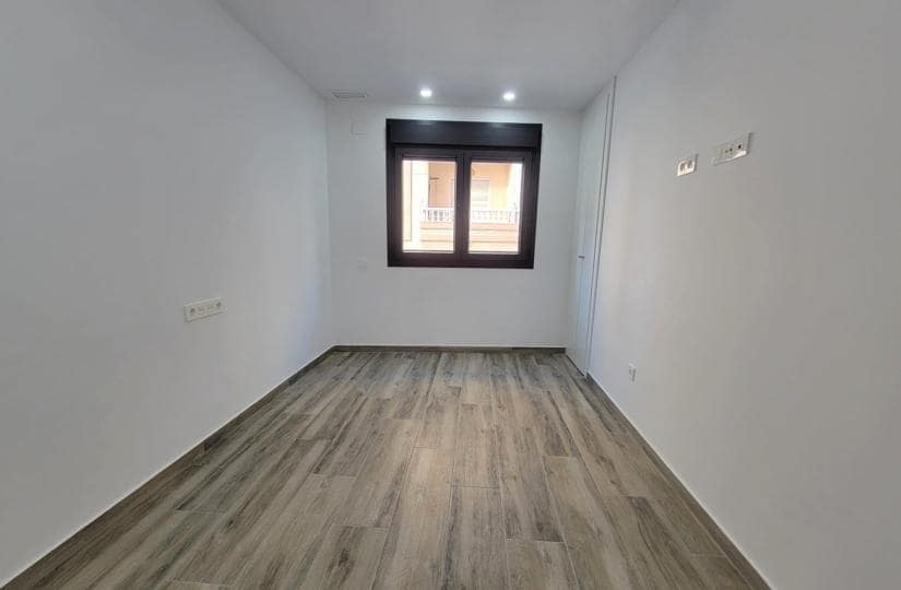 3 makuuhuone Huoneisto myytävänä paikassa Torrevieja mukana uima-altaan 
autotalli - 375 000 € (Ref: 9420406)