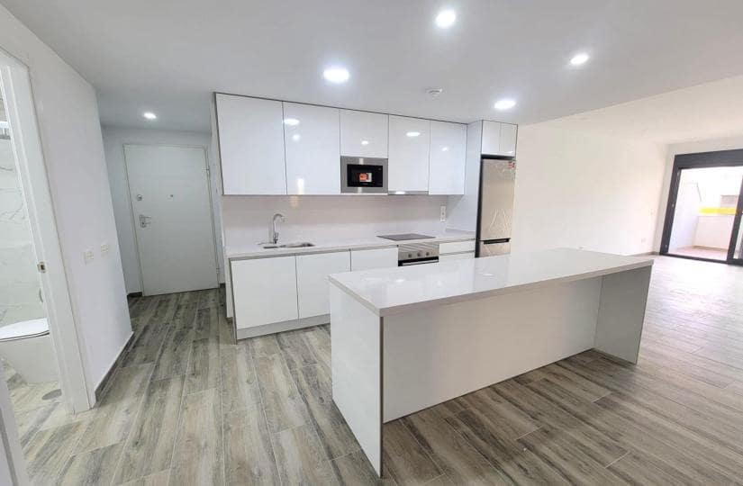 3 makuuhuone Huoneisto myytävänä paikassa Torrevieja mukana uima-altaan 
autotalli - 375 000 € (Ref: 9420406)