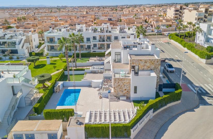3 soveværelse Bungalow til salg i Torrevieja med swimmingpool garage - € 569.000 (Ref: 9420409)