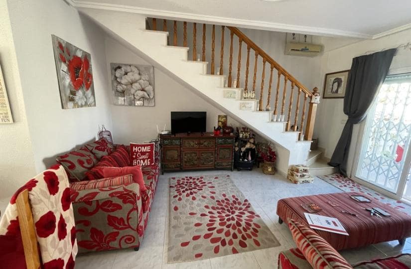 3 soverom Kjedet enebolig til salgs i Ciudad Quesada med svømmebasseng garasje - € 199 000 (Ref: 9420414)