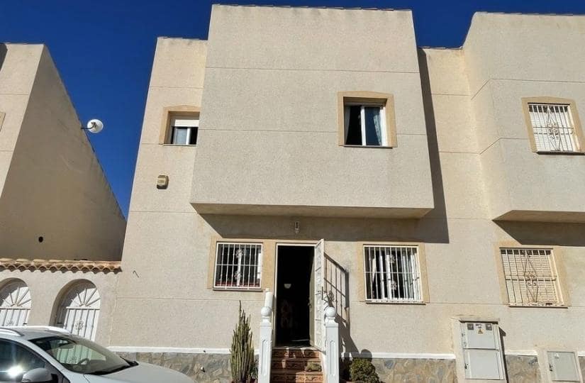 3 soverom Kjedet enebolig til salgs i Ciudad Quesada med svømmebasseng garasje - € 199 000 (Ref: 9420414)