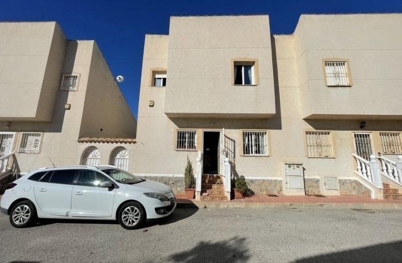 3 soverom Kjedet enebolig til salgs i Ciudad Quesada med svømmebasseng garasje - € 199 000 (Ref: 9420414)