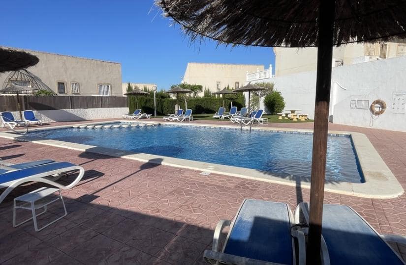 3 soverom Kjedet enebolig til salgs i Ciudad Quesada med svømmebasseng garasje - € 199 000 (Ref: 9420414)