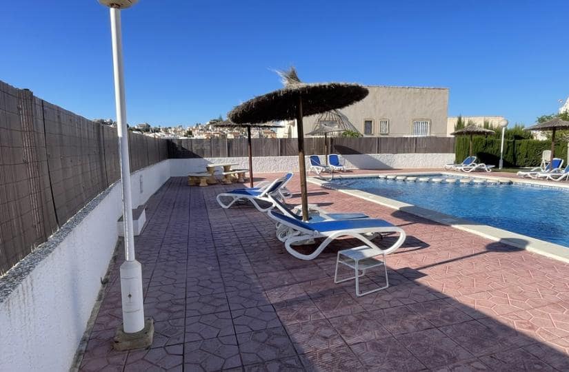 3 soverom Kjedet enebolig til salgs i Ciudad Quesada med svømmebasseng garasje - € 199 000 (Ref: 9420414)