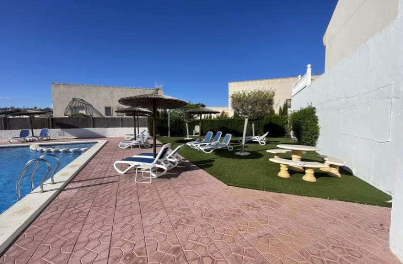 3 soverom Kjedet enebolig til salgs i Ciudad Quesada med svømmebasseng garasje - € 199 000 (Ref: 9420414)