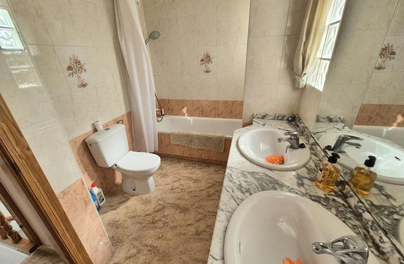 3 slaapkamer Villa te koop in La Florida met zwembad garage - € 270.000 (Ref: 9420430)