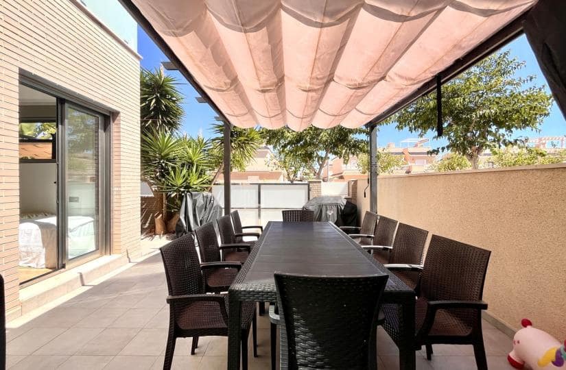 4 bedroom Townhouse for sale in Torre de la Horadada with pool garage - € 650,000 (Ref: 9425445)