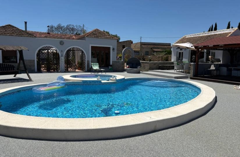 5 makuuhuone Huvila myytävänä paikassa Jacarilla mukana uima-altaan 
autotalli - 595 000 € (Ref: 9425491)