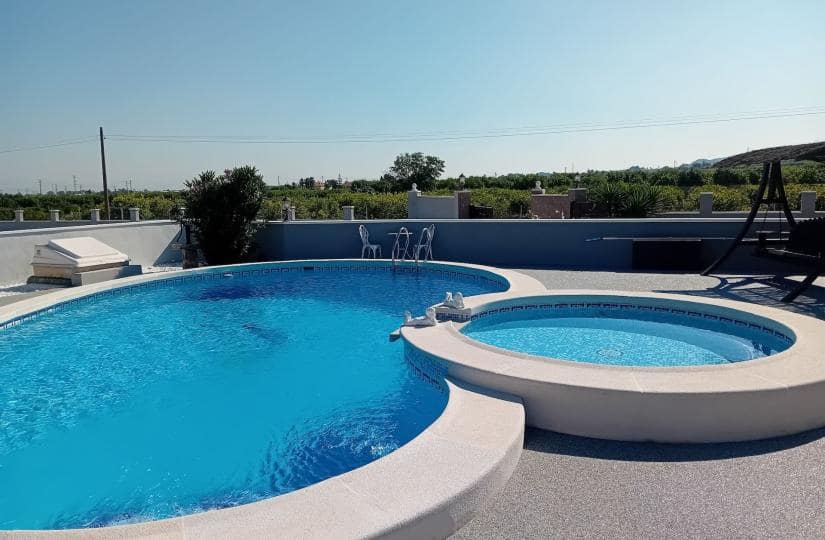 5 makuuhuone Huvila myytävänä paikassa Jacarilla mukana uima-altaan 
autotalli - 595 000 € (Ref: 9425491)