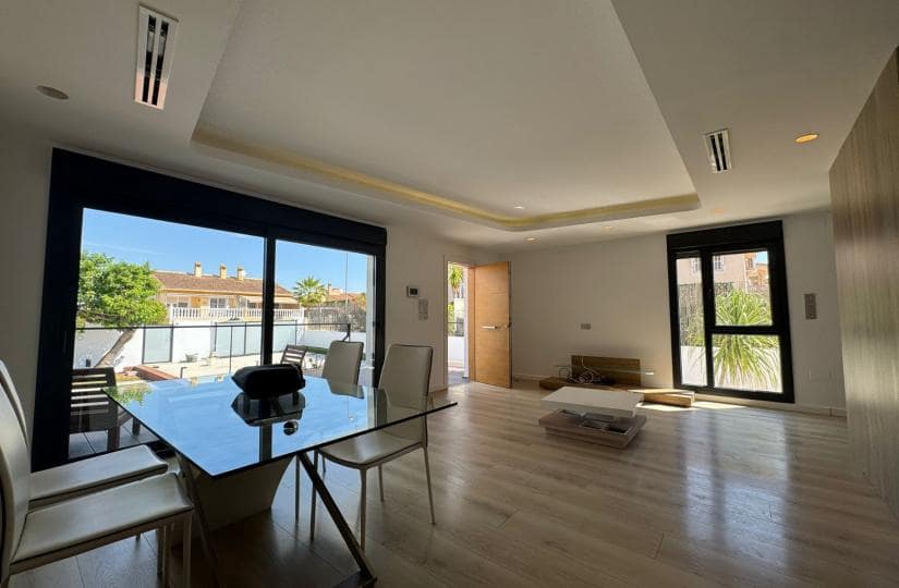 3 bedroom Villa for sale in Rojales with pool garage - € 495,000 (Ref: 9425493)