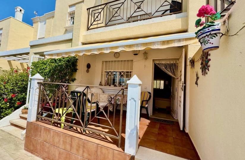 3 soverom Kjedet enebolig til salgs i Ciudad Quesada med svømmebasseng - € 195 000 (Ref: 9425499)