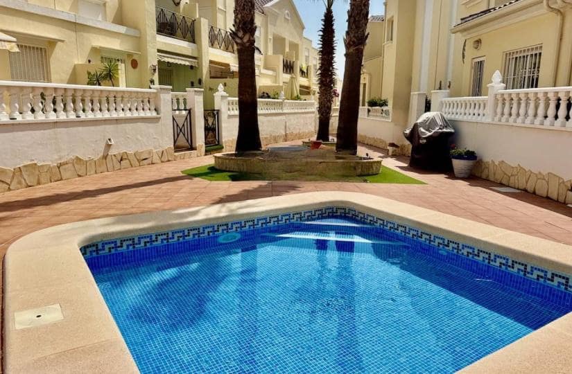 3 soverom Kjedet enebolig til salgs i Ciudad Quesada med svømmebasseng - € 195 000 (Ref: 9425499)