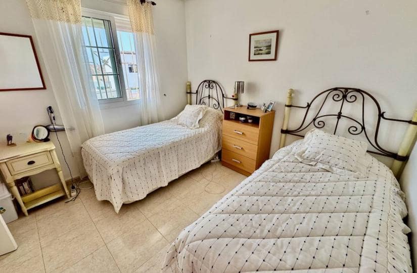 3 soverom Kjedet enebolig til salgs i Ciudad Quesada med svømmebasseng - € 195 000 (Ref: 9425499)