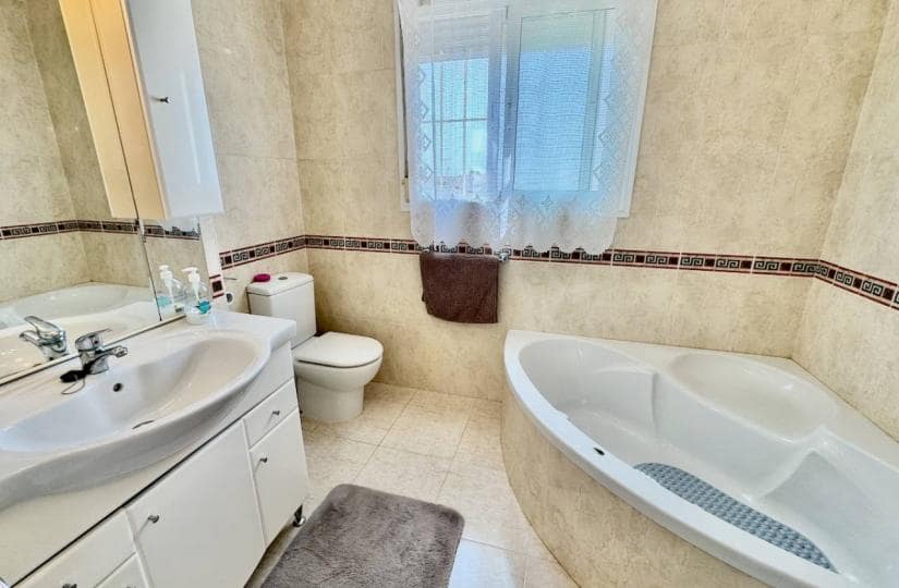 3 soverom Kjedet enebolig til salgs i Ciudad Quesada med svømmebasseng - € 195 000 (Ref: 9425499)