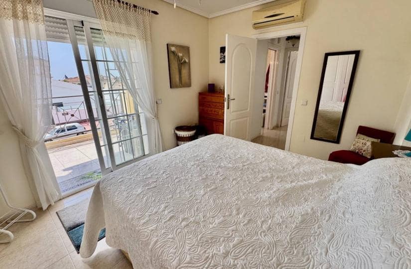 3 soverom Kjedet enebolig til salgs i Ciudad Quesada med svømmebasseng - € 195 000 (Ref: 9425499)