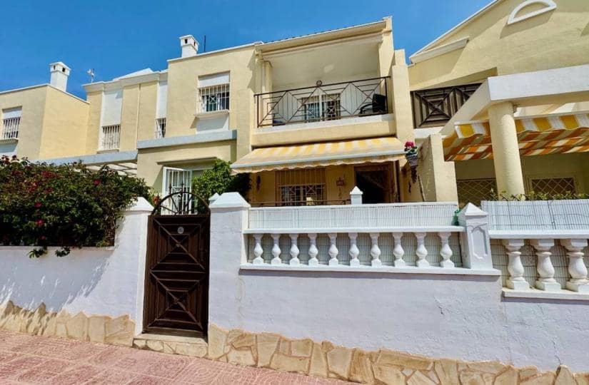 3 soverom Kjedet enebolig til salgs i Ciudad Quesada med svømmebasseng - € 195 000 (Ref: 9425499)