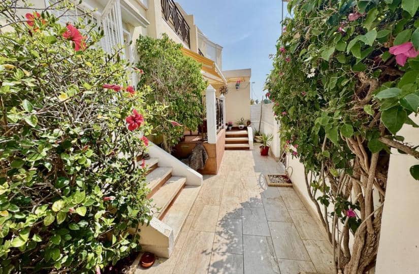 3 soverom Kjedet enebolig til salgs i Ciudad Quesada med svømmebasseng - € 195 000 (Ref: 9425499)