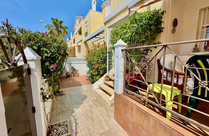 3 soverom Kjedet enebolig til salgs i Ciudad Quesada med svømmebasseng - € 195 000 (Ref: 9425499)