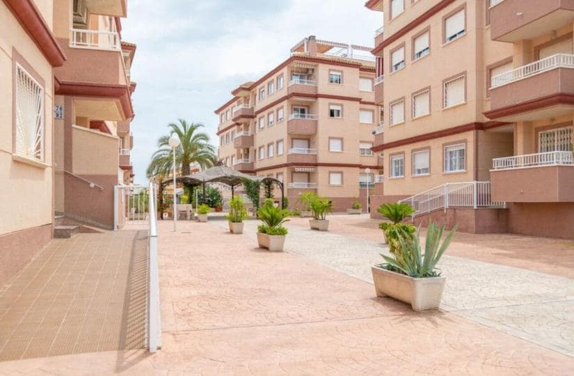 2 bedroom Apartment for sale in Algorfa with pool - € 123,000 (Ref: 9425503)
