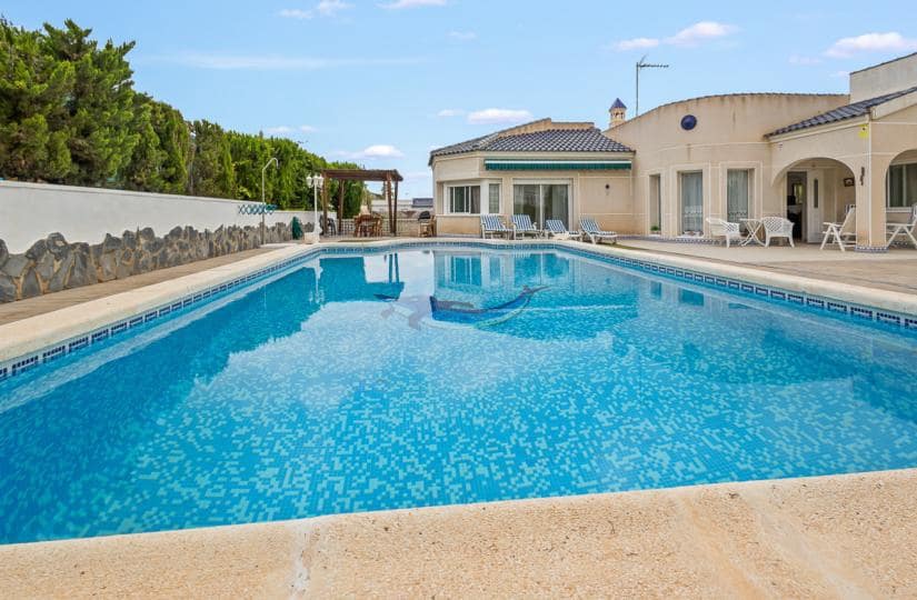 4 bedroom Villa for sale in Algorfa with pool garage - € 549,950 (Ref: 9425515)