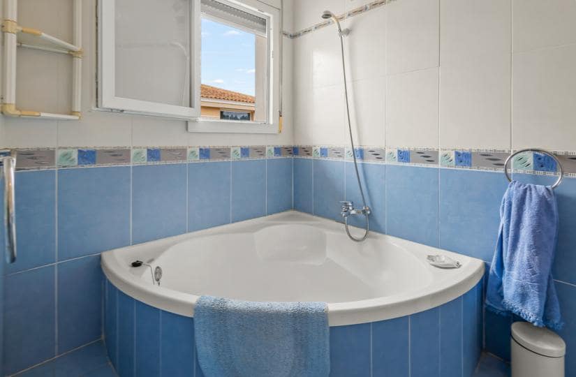 4 bedroom Villa for sale in Algorfa with pool garage - € 549,950 (Ref: 9425515)