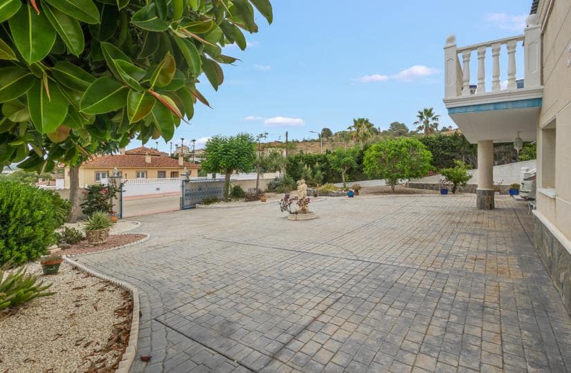 4 bedroom Villa for sale in Algorfa with pool garage - € 549,950 (Ref: 9425515)