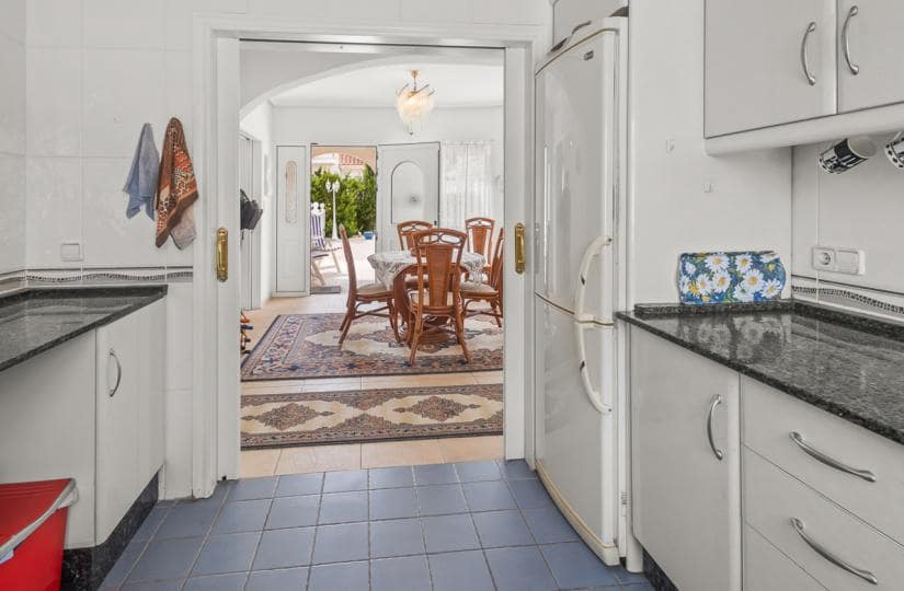 4 bedroom Villa for sale in Algorfa with pool garage - € 549,950 (Ref: 9425515)