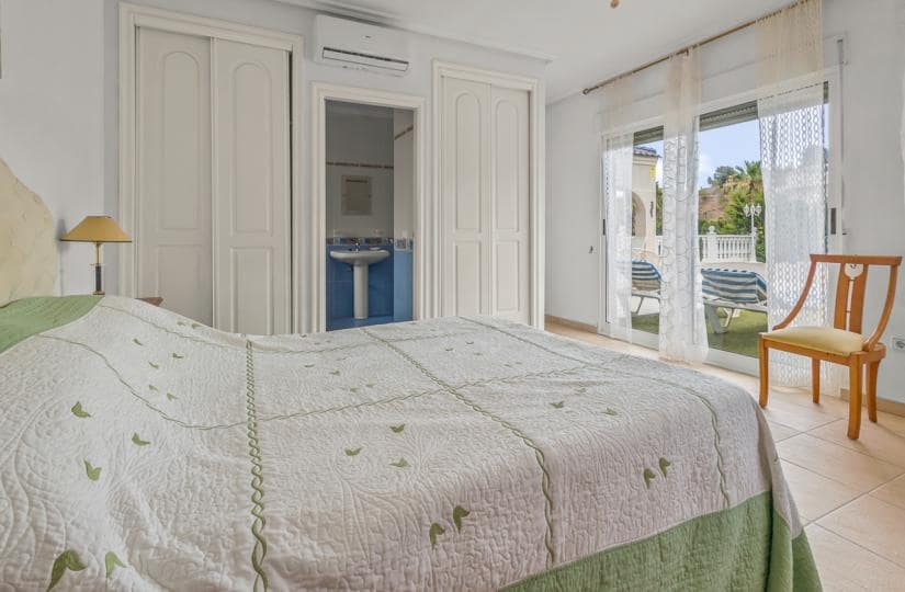 4 bedroom Villa for sale in Algorfa with pool garage - € 549,950 (Ref: 9425515)