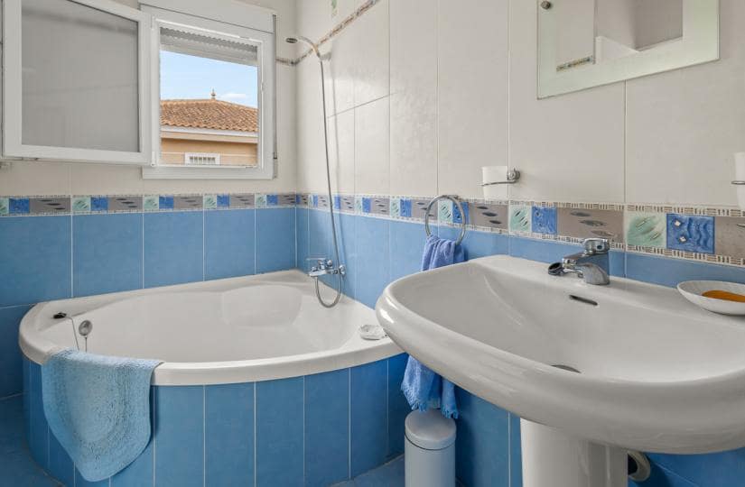 4 bedroom Villa for sale in Algorfa with pool garage - € 549,950 (Ref: 9425515)