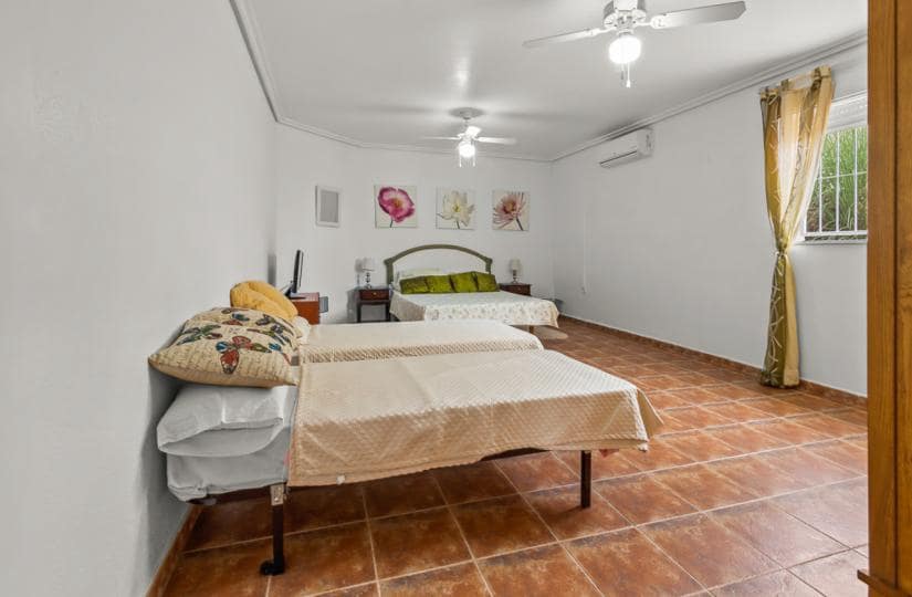 4 bedroom Villa for sale in Algorfa with pool garage - € 549,950 (Ref: 9425515)