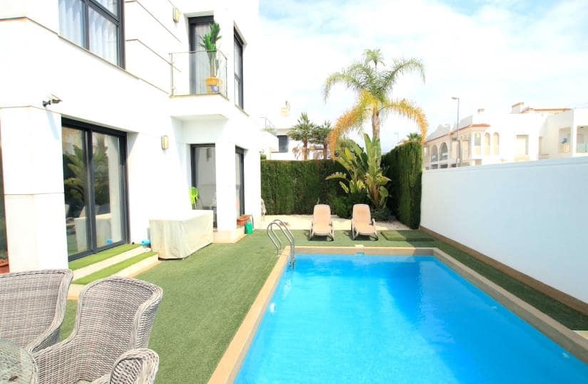 4 bedroom Villa for sale in Ciudad Quesada with garage - € 565,000 (Ref: 9425516)