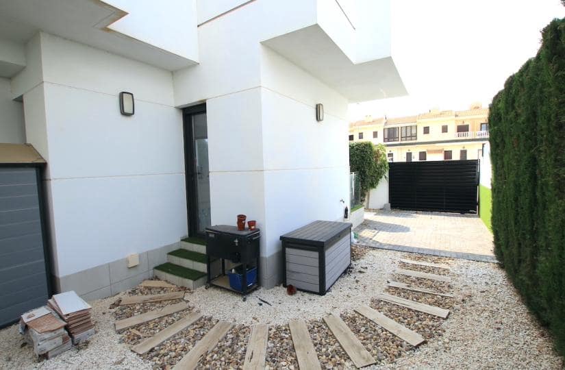 4 bedroom Villa for sale in Ciudad Quesada with garage - € 565,000 (Ref: 9425516)