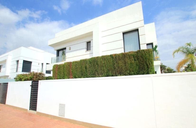 4 bedroom Villa for sale in Ciudad Quesada with garage - € 565,000 (Ref: 9425516)