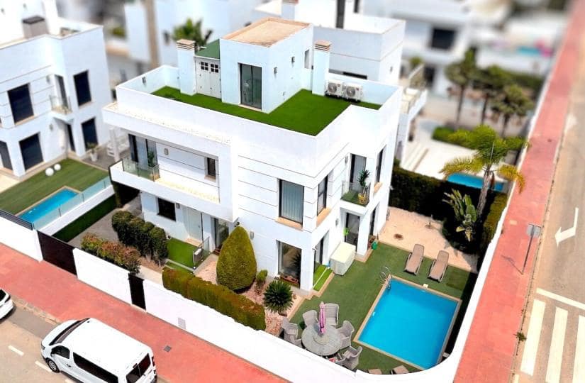 4 bedroom Villa for sale in Ciudad Quesada with garage - € 565,000 (Ref: 9425516)