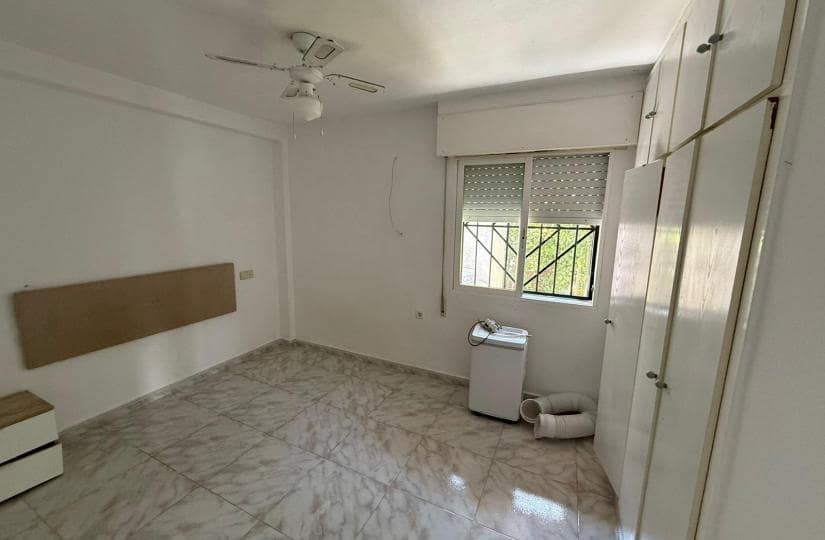 2 bedroom Semi-detached Villa for sale in Torrevieja with garage - € 138,000 (Ref: 9425570)