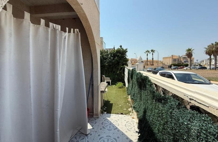 2 bedroom Semi-detached Villa for sale in Torrevieja with garage - € 138,000 (Ref: 9425570)