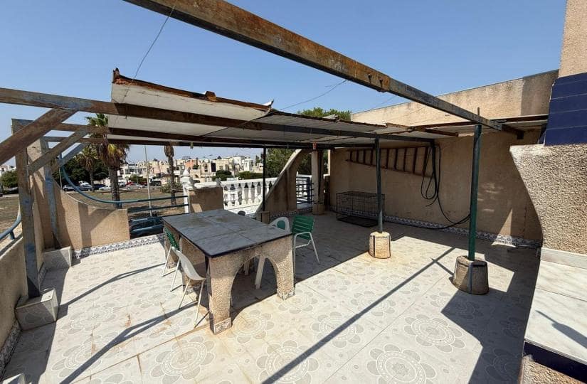 2 bedroom Semi-detached Villa for sale in Torrevieja with garage - € 138,000 (Ref: 9425570)