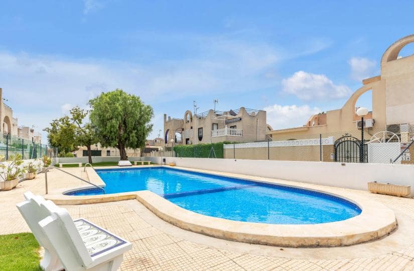 2 bedroom Semi-detached Villa for sale in Torrevieja with garage - € 138,000 (Ref: 9425570)