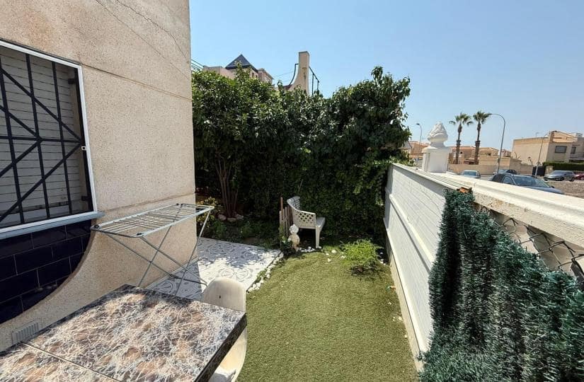 2 bedroom Semi-detached Villa for sale in Torrevieja with garage - € 138,000 (Ref: 9425570)