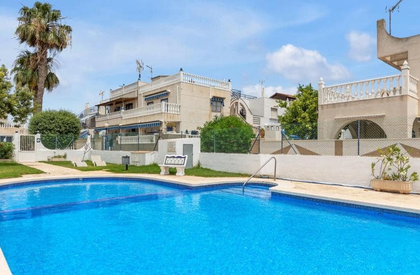 2 bedroom Semi-detached Villa for sale in Torrevieja with garage - € 138,000 (Ref: 9425570)