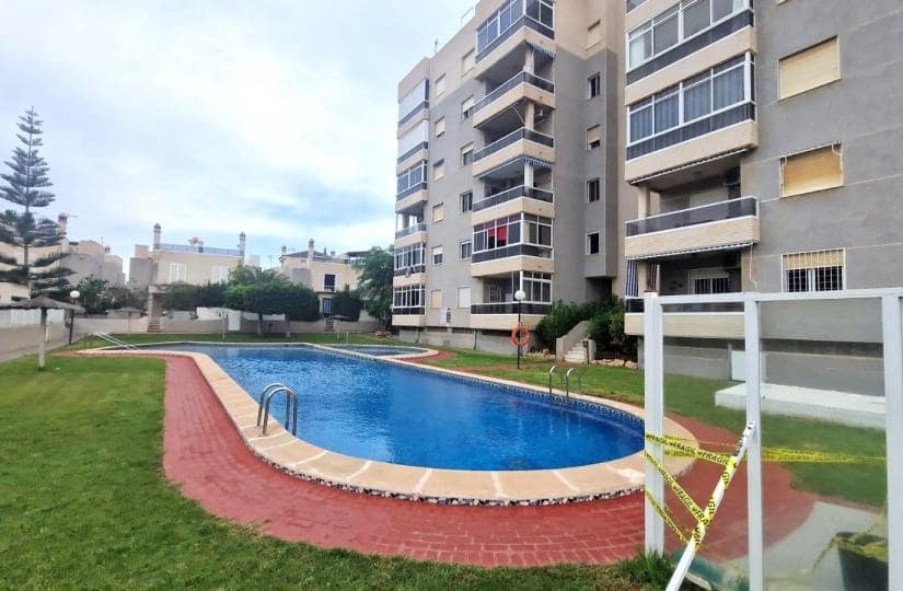3 soveværelse Byhus til salg i Torrevieja med swimmingpool - € 210.000 (Ref: 9429104)