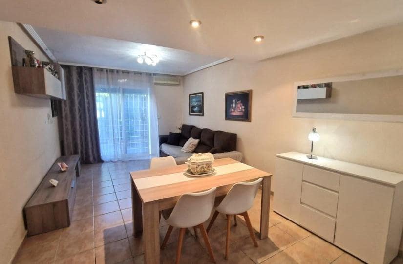 3 soveværelse Byhus til salg i Torrevieja med swimmingpool - € 210.000 (Ref: 9429104)