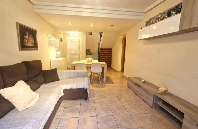 3 soveværelse Byhus til salg i Torrevieja med swimmingpool - € 210.000 (Ref: 9429104)