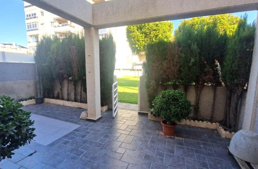 3 soveværelse Byhus til salg i Torrevieja med swimmingpool - € 210.000 (Ref: 9429104)