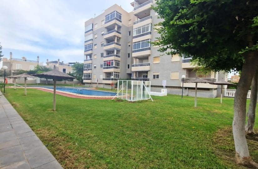 3 soveværelse Byhus til salg i Torrevieja med swimmingpool - € 210.000 (Ref: 9429104)