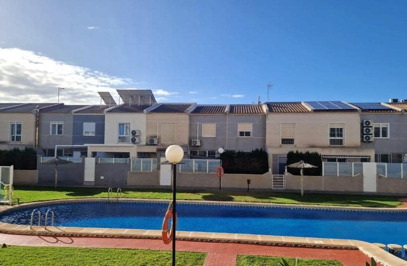 3 soveværelse Byhus til salg i Torrevieja med swimmingpool - € 210.000 (Ref: 9429104)
